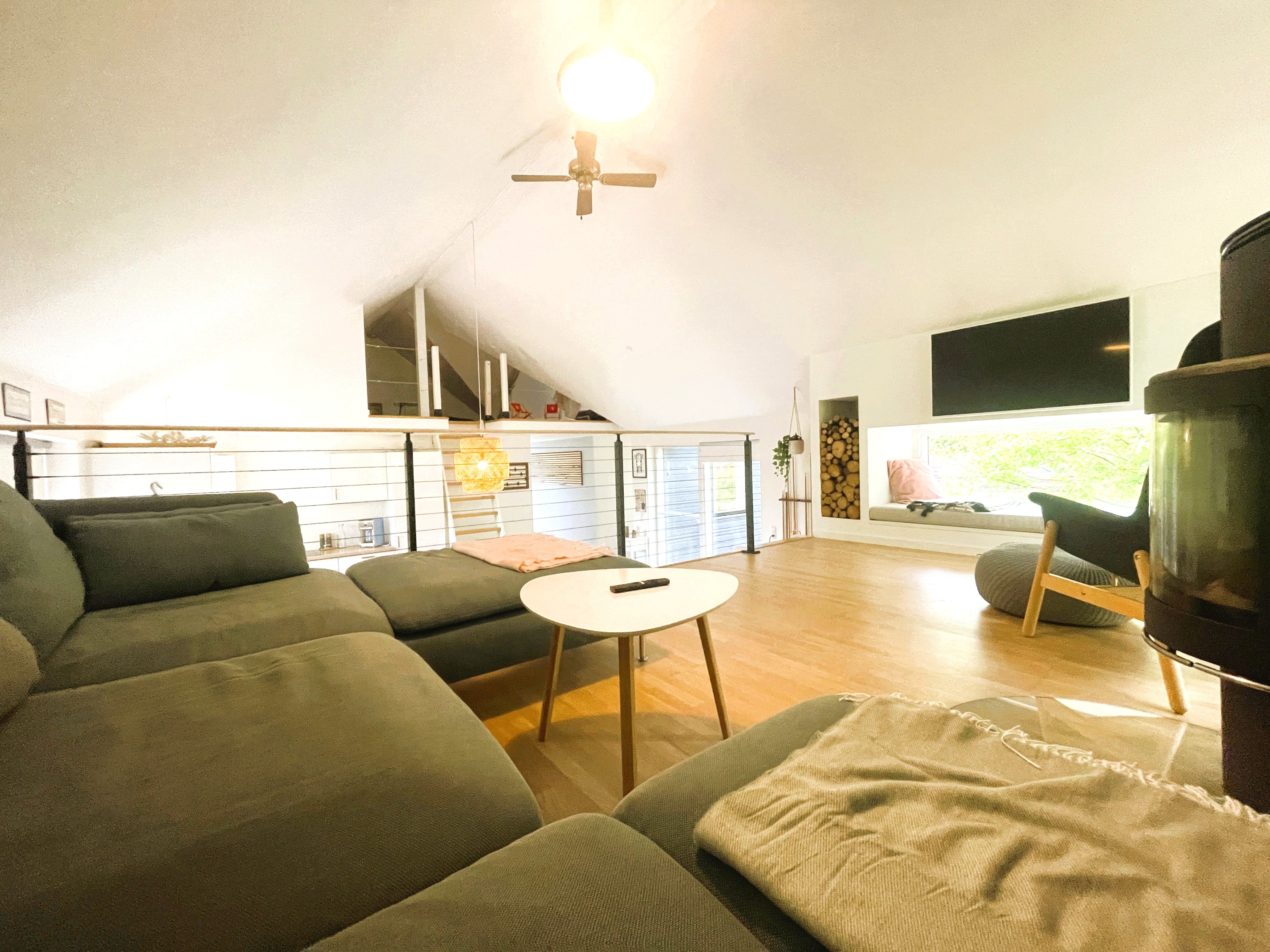 Villa Hou stue med brændeovn